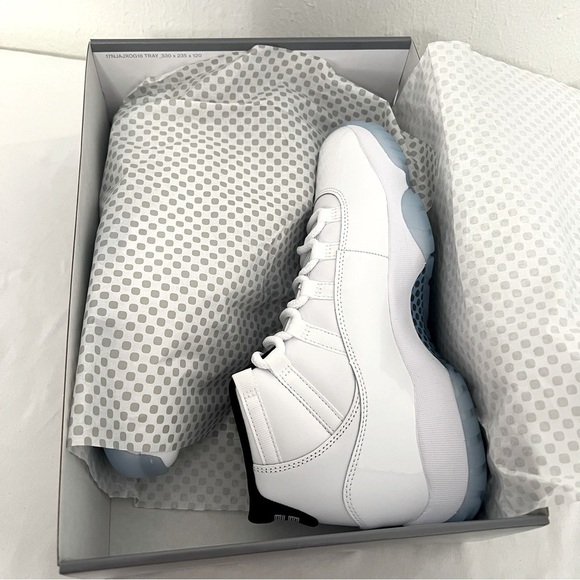 Jordan 11 Retro Lifestyle Sneaker White/Legend Blue Mens 8 Women 9.5 CT8012 104